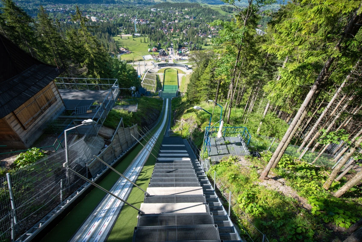 Mamy pełnię sezonu turystycznego, a wyciąg krzesełkowy na Wielką Krokiew nie działa. Okazało się, że awarii uległo górne koło wyciągu, na którym pojawiły się mikropęknięcia. 
