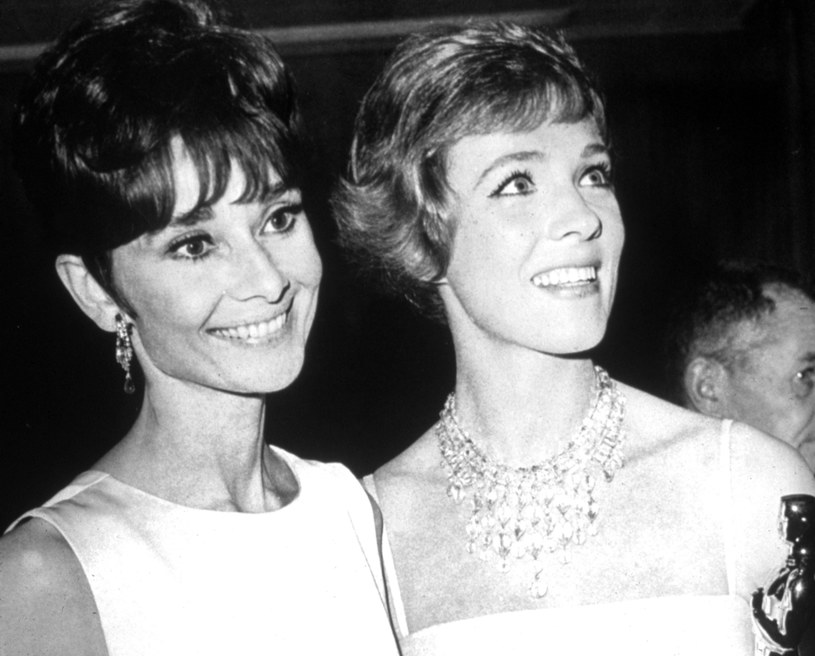 Audrey Hepburn i Julie Andrews to dwa kultowe nazwiska Hollywood. Aktorki stoczyły wielką walkę, starając się o główną rolę w filmie, który został później nagrodzony Oscarem. Mowa o produkcji "My Fair Lady", do której finalnie wybrano 34-letnią wówczas Hepburn.