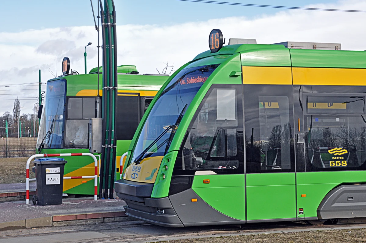 To już ostatnie chwile w pełni przejezdnej trasy Poznańskiego Szybkiego Tramwaju. W poniedziałek (1 sierpnia) rusza jej gruntowna modernizacja. Dla pasażerów MPK w stolicy Wielkopolski oznacza to poważne zmiany w kursowaniu tramwajów.