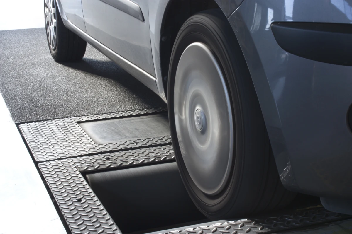 Rada Ministrów przyjęła projekt ustawy, która ma wprowadzić instytucję kontroli badań technicznych pojazdów - poinformował po wtorkowym posiedzeniu rządu wiceminister infrastruktury Rafał Weber.