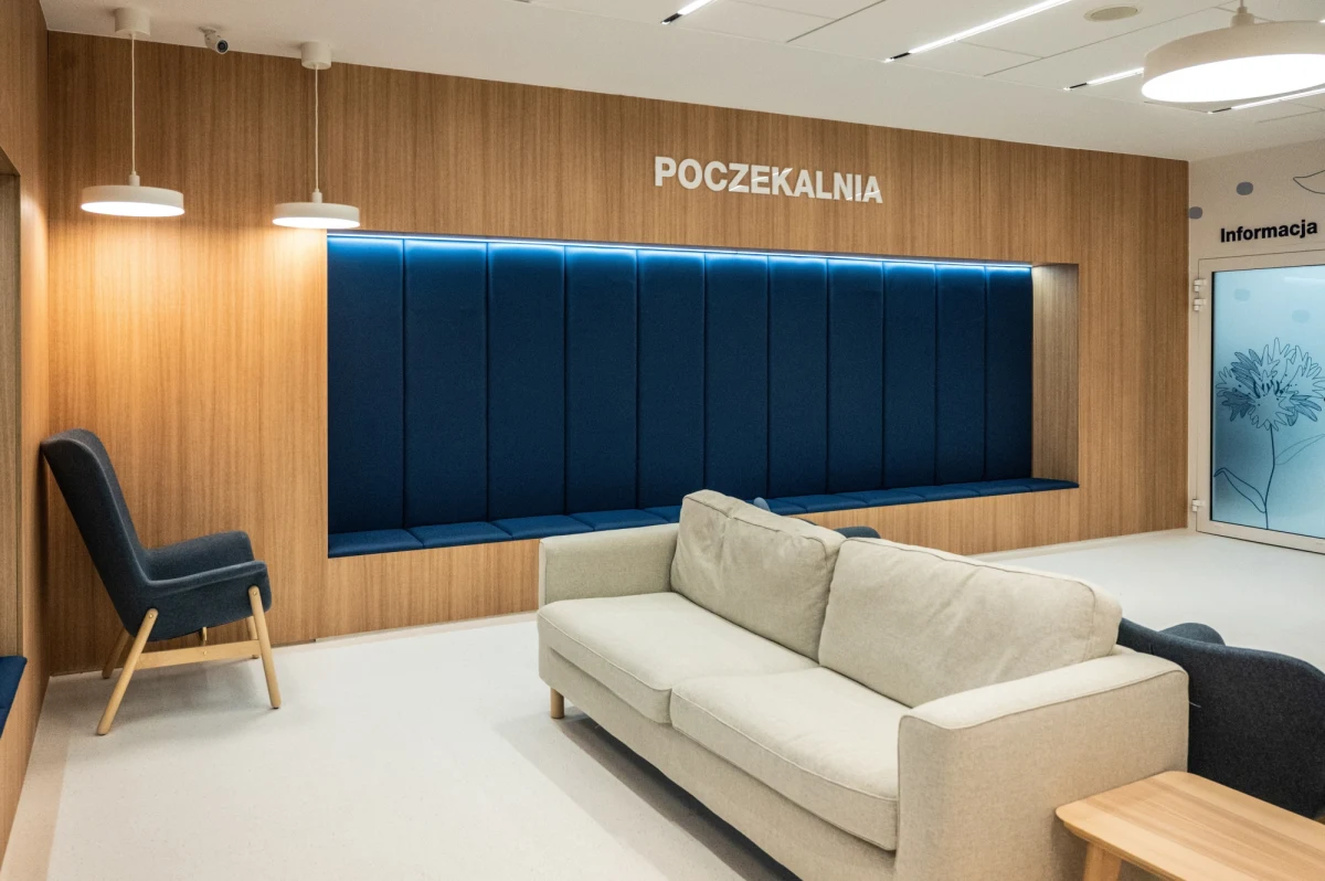 Oczekiwanie na narodziny dziecka to stresujący czas – nie tylko dla matki, ale także dla ojca. Aby nieco złagodzić to napięcie, w  Instytucie Centrum Zdrowia Matki Polki powstała sala, w której tatusiowie, ale także babcie czy dziadkowie mogą czekać, aż narodzi się potomek.