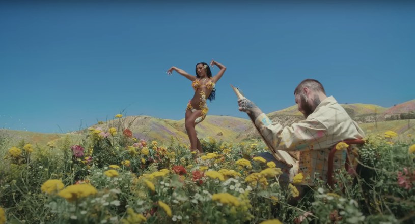 Post Malone zamienia się w artystę-malarza, a Doja Cat biega po łące przyodziana wyłącznie w kwiaty w teledysku do wspólnego singla "I Like You (A Happier Song)". To najbardziej romantyczny klip w dotychczasowym dorobku rapera.