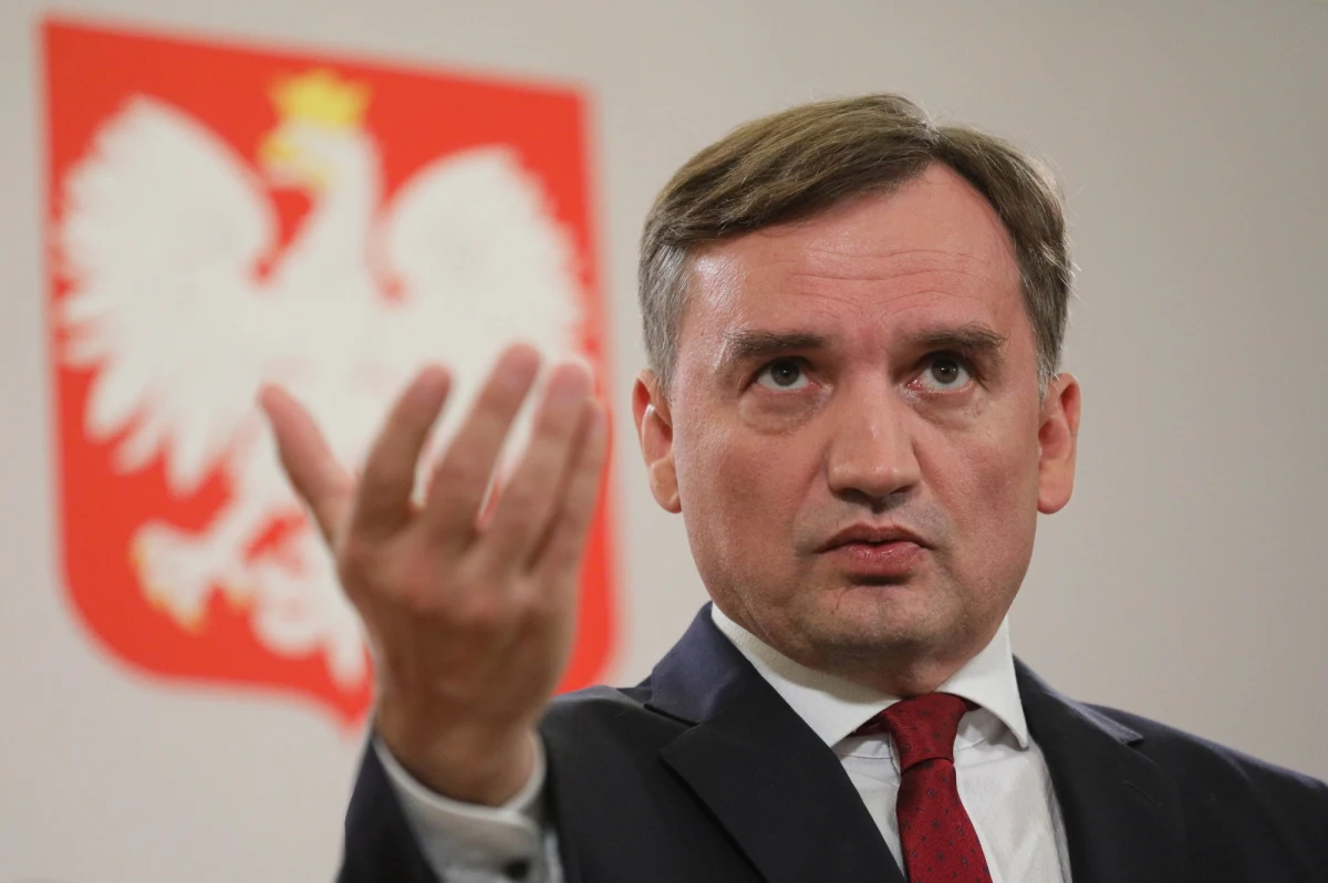 "Komisja Europejska po raz kolejny oszukuje Polskę. Dziś słyszymy, że w Polsce mamy wprowadzać kolejne zmiany, a w perspektywie KE chciałaby anihilować również orzeczenia Trybunału Konstytucyjnego" - powiedział minister sprawiedliwości Zbigniew Ziobro.