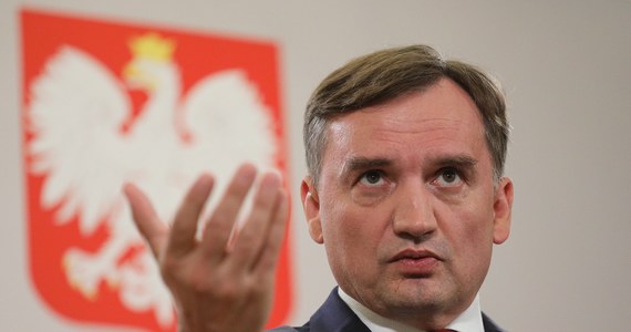 "Komisja Europejska po raz kolejny oszukuje Polskę. Dziś słyszymy, że w Polsce mamy wprowadzać kolejne zmiany, a w perspektywie KE chciałaby anihilować również orzeczenia Trybunału Konstytucyjnego" - powiedział minister sprawiedliwości Zbigniew Ziobro.