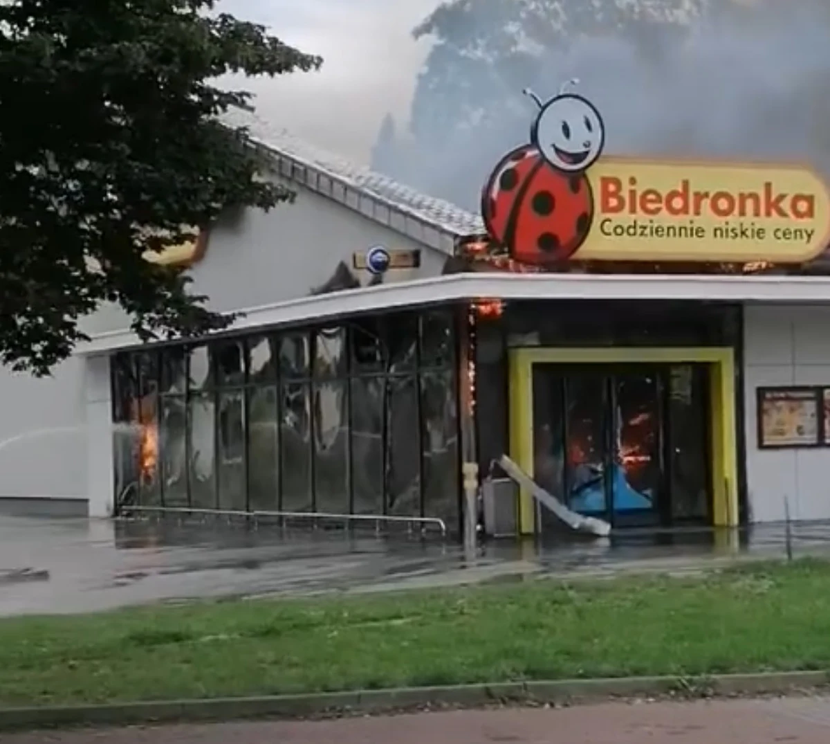 Do groźnego pożaru Biedronki doszło przy ul. Wolności w centrum Słupska w woj. pomorskim. Ewakuowano pracowników, klientów a także mieszkańców sąsiadującej ze sklepem kamienicy. Pożar został opanowany.