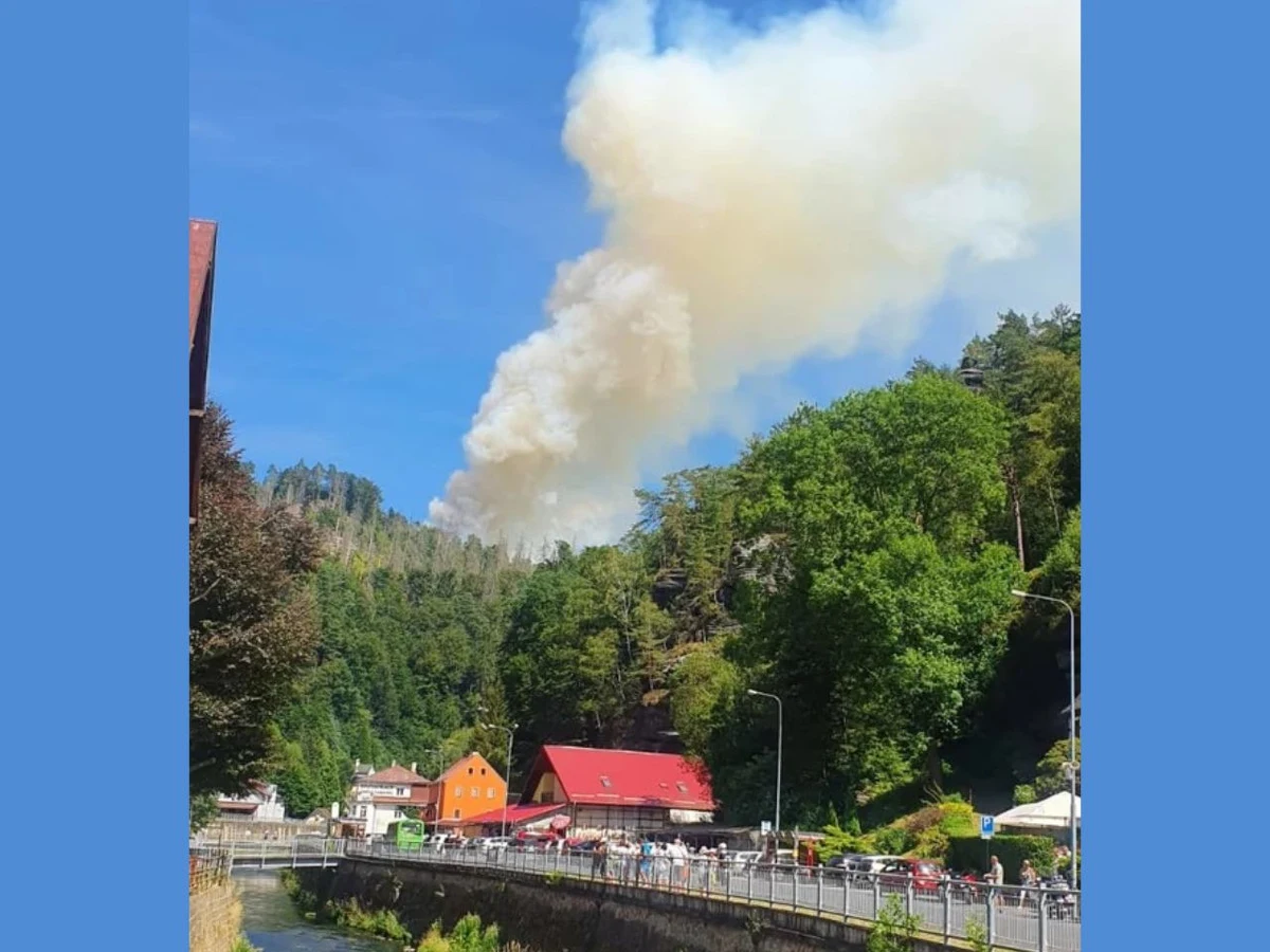 Strażacy podjęli decyzję o ewakuacji mieszkańców kolejnej miejscowości w rejonie parku narodowego Czeska Szwajcaria. Blisko stu mieszkańców wsi Wysikie Lipie muszą opuścić swe domy w związku z szerzącym się tam pożarem, który objął swym zasięgiem tysiąc hektarów lasu. 