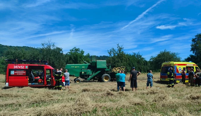 Tragedia na roli. 66-latek wpadł pod koła kombajnu