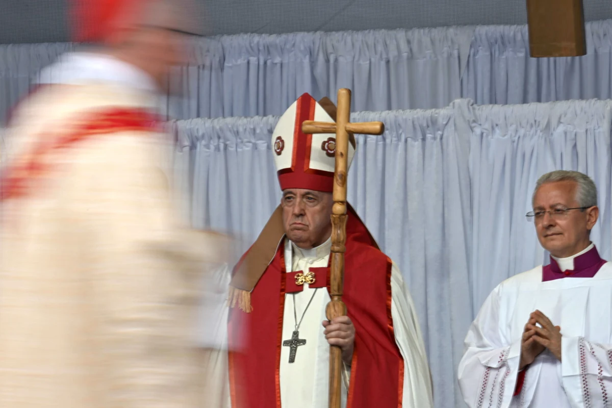 50 tysięcy osób uczestniczyło w mszy odprawionej we wtorek przez papieża Franciszka na stadionie w Edmonton w Kanadzie. Papież zachęcał do refleksji nad tym, jaki świat chce się zostawić nowym pokoleniom: społeczeństwo oparte na zysku jednostek czy na braterstwie, świat żyjący w pokoju czy w wojnie, zdewastowane środowisko czy dom, który nadal jest gościnny.