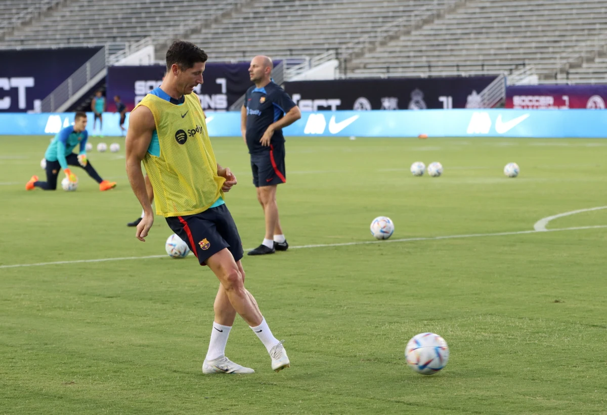 Piłkarze Barcelony zremisowali z Juventusem Turyn 2:2 w towarzyskim meczu rozegranym w Dallas. Nieco ponad godzinę w barwach hiszpańskiej drużyny grał Robert Lewandowski, ale gola nie zdobył. W pierwszej połowie bramki "Starej Damy" strzegł Wojciech Szczęsny.