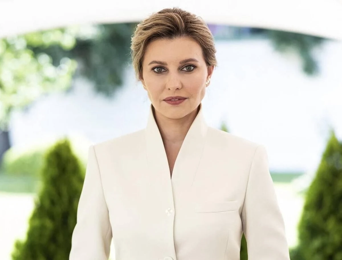 "W pierwszych tygodniach po wybuchu wojny byliśmy po prostu zszokowani. Po Buczy zrozumieliśmy, że chodzi o eksterminację nas wszystkich" - przyznała w rozmowie z prestiżowym magazynem modowym "Vogue" pierwsza dama Ukrainy Ołena Zełenska. Jej sylwetce, która ukaże się także w październikowym drukowanym wydaniu pisma, towarzyszą wyjątkowe zdjęcia. Ich autorką jest słynna amerykańska fotografka Annie Leibovitz. 