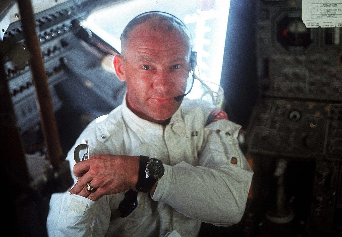 Za niemal 2,8 mln dolarów sprzedano na aukcji kurtkę, której Buzz Aldrin używał w czasie lotu na Księżyc. To jedyny element odzieży z misji Apollo 11, jaki kiedykolwiek został sprzedany.