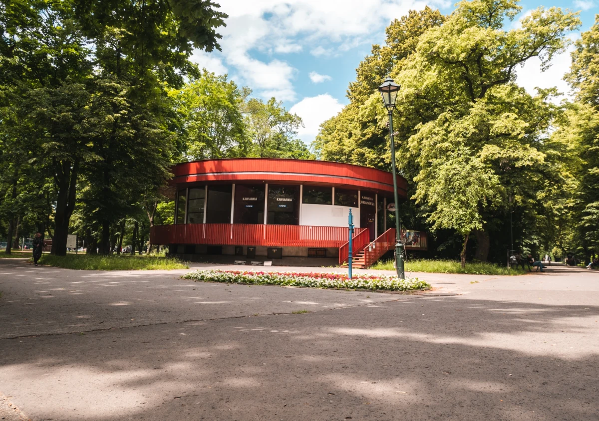 Miejsce imprez kulturalnych i integracji mieszkańców połączone z kawiarnią lub cukiernią - tak krakowianie widzą przyszłość okrąglaka w Parku Jordana. Miasto opublikowało właśnie raport z konsultacji społecznych. Wzięły w nich udział 1173 osoby.