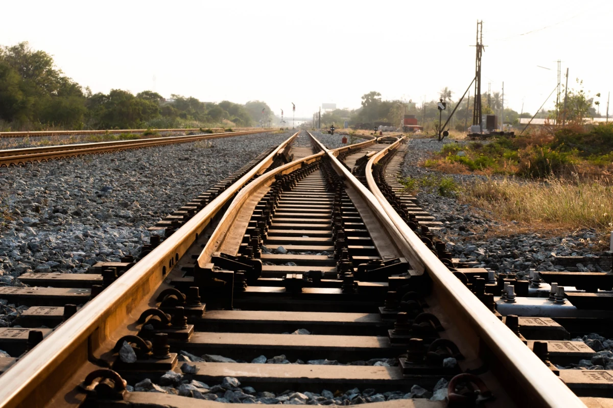 Kłótnia z żoną była powodem, dla którego 24-latek skoczył z wiaduktu na tory Centralnej Magistrali Kolejowej. Chciał udowodnić kobiecie, że ją kocha. Mężczyzna może mówić o wielkim szczęściu, bo jedynie z ogólnymi obrażeniami ciała trafił do szpitala w Piotrkowie Trybunalskim.

