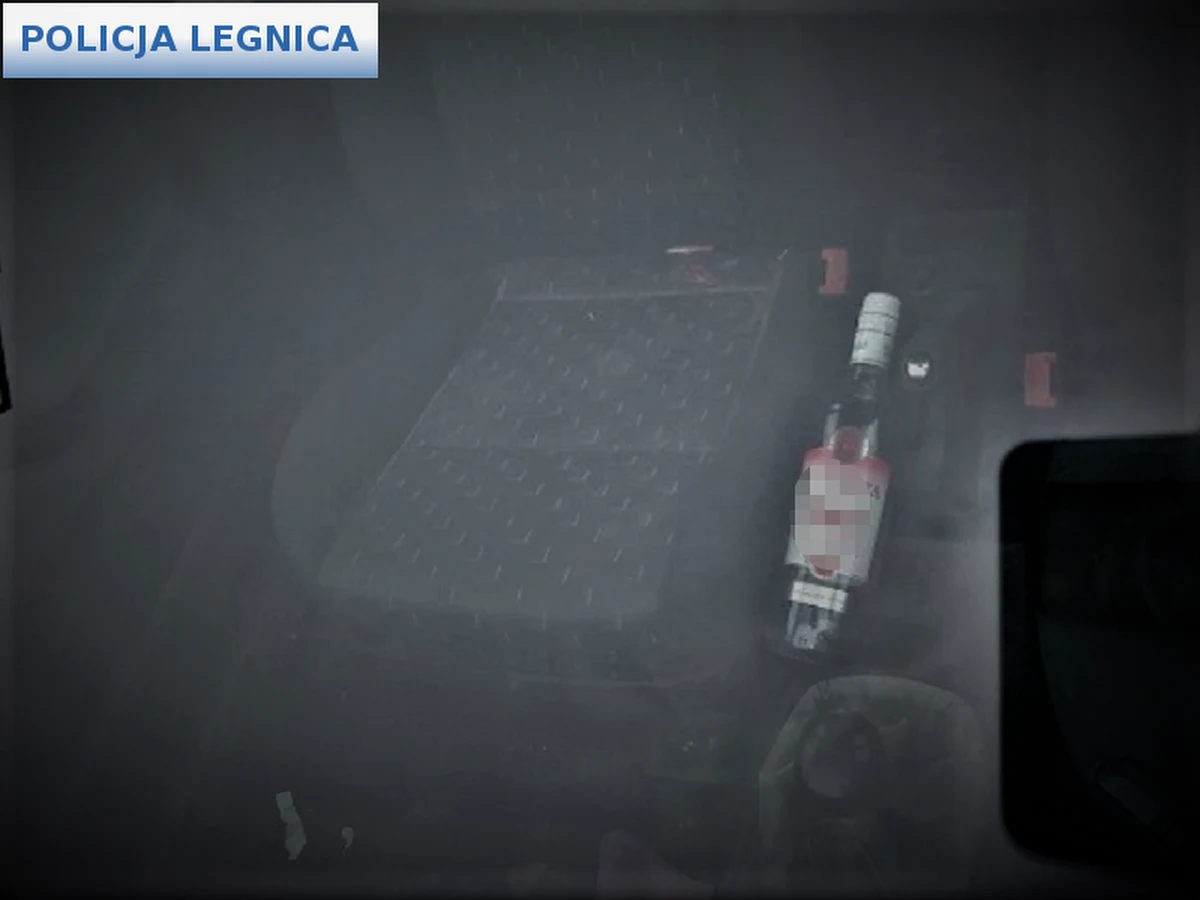 Policjanci z Legnicy zatrzymali 47-latka, który mając w organizmie blisko 2,5 promila alkoholu, przyjechał samochodem do marketu. Nie było to jedyne jego przewinienie. Funkcjonariuszy zaalarmował ochroniarz sklepu.

