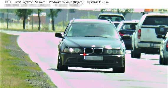 Legniccy policjanci ścigali 16-latka siedzącego za kierownicą bmw. Zaczęło się od tego, że kontrolowali prędkość w Prochowicach. Niepełnoletni kierowca, przekroczył ją o 46 km/h. Rozpoczął ucieczkę, kiedy jeden z funkcjonariuszy próbował go zatrzymać. Policjanci zaczęli pościg, który zakończył się zatrzymaniem nastolatka.