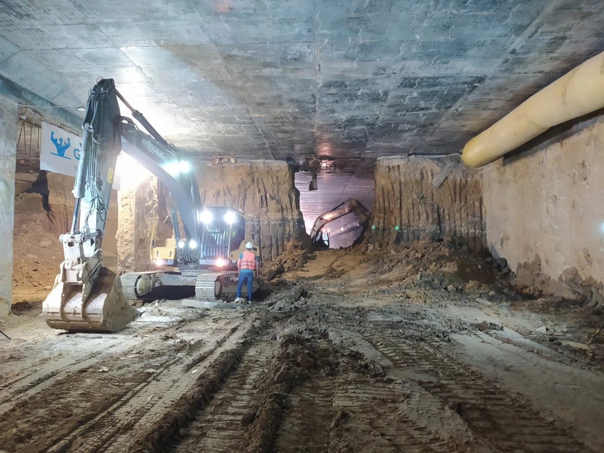 Pierwszy tunel Północnej Obwodnicy Krakowa S52 został przekopany na wylot. Wydobyto z niego 130 tysięcy m3 materiału, który wbudowany zostaje w nasyp. Inwestycja jest gotowa w ponad 50 proc. Problemem są  opóźnienia w dostawach materiałów zawierających stal.    