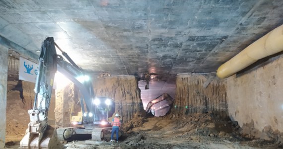 Pierwszy tunel Północnej Obwodnicy Krakowa S52 został przekopany na wylot. Wydobyto z niego 130 tysięcy m3 materiału, który wbudowany zostaje w nasyp. Inwestycja jest gotowa w ponad 50 proc. Problemem są  opóźnienia w dostawach materiałów zawierających stal.    
