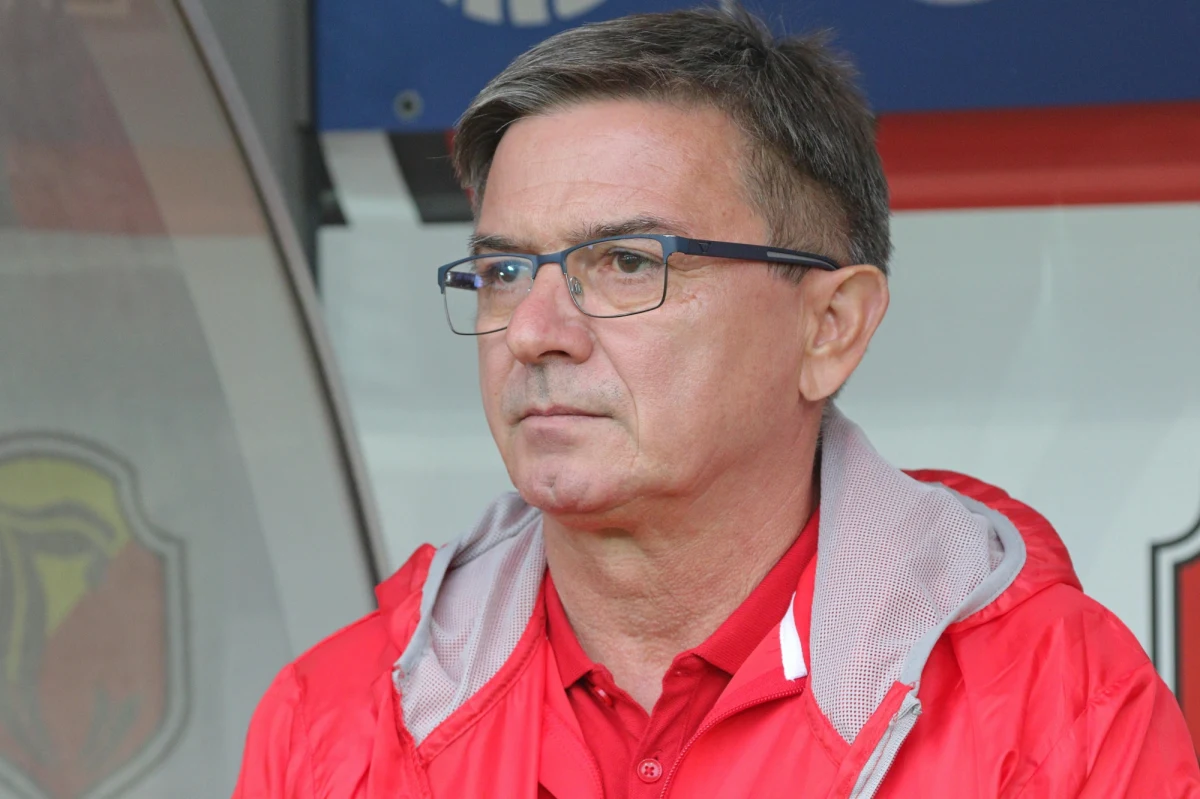 Piast Gliwice w piątek rozegra swój drugi mecz w nowym sezonie piłkarskiej Ekstraklasy. Do Gliwic przyjedzie zespół Zagłębia Lubin. Będzie to drugi mecz, ale kolejka już trzecia. Wszystko dlatego, że w miniony weekend Piast miał zagrać z Rakowem Częstochowa, ale wicemistrz Polski skorzystał z możliwości przełożenia swojego meczu ligowego z powodu gry w kwalifikacjach Ligi Konferencji. "Kalendarz był dla nas idealnie ułożony, bo mieliśmy grać równo co tydzień, ale dla dobra polskiej piłki te mecze są przekładane. Oby to było z pożytkiem i te drużyny trafią do fazy grupowej Ligi Konferencji" - zaznacza trener Piasta Gliwice Waldemar Fornalik, z którym przed ligowym spotkaniem z Zagłębiem Lubin rozmawiał Wojciech Marczyk z redakcji sportowej RMF FM.