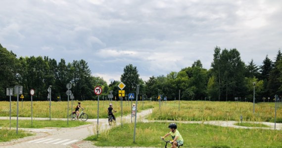 Letnia Rowerowa Akademia Ruchu Drogowego w Łodzi działa na Motodromie Miejskiego Ośrodka Sportu i Rekreacji. Na bezpłatnych zajęciach doszkalających w wakacje można uzupełnić braki, a później zdać egzamin na kartę rowerową. Małych cyklistów nie brakuje na torze.