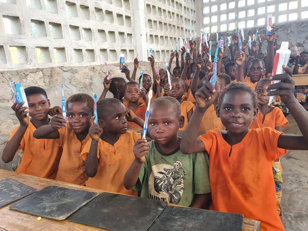 ​Fundacja Pomocy Humanitarnej zakończyła właśnie Akcję "Kup Pan szczotkę!". Dzięki zbiórce udało się zgromadzić blisko 5 ton środków higienicznych. W Fundacji każdego dnia trwa liczenie i przepakowywanie do paczek wszystkich otrzymanych darów.