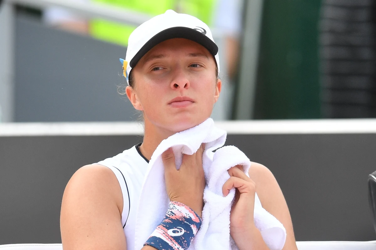 Nie było niespodzianki w meczu dwóch Polek w pierwszej rundzie turnieju WTA na kortach ziemnych w Warszawie. Najwyżej rozstawiona Iga Świątek pokonała Magdalenę Fręch 6:1, 6:2. Jej kolejną rywalką będzie Rumunka Gabriela Lee.