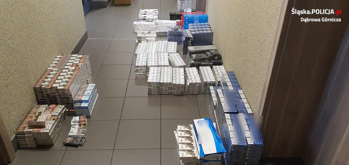 ​Ponad 5 tys. paczek papierosów oraz 7 kg tytoniu bez polskich znaków skarbowych akcyzy przechwycili policjanci wraz z funkcjonariuszami Śląskiego Urzędu Celno-Skarbowego, którzy wkroczyli do jednego ze sklepów i mieszkania w Dąbrowie Górniczej.