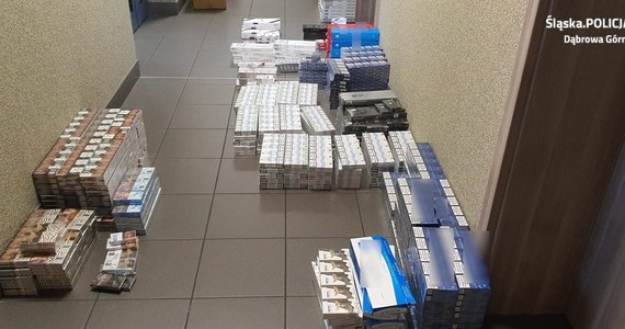 ​Ponad 5 tys. paczek papierosów oraz 7 kg tytoniu bez polskich znaków skarbowych akcyzy przechwycili policjanci wraz z funkcjonariuszami Śląskiego Urzędu Celno-Skarbowego, którzy wkroczyli do jednego ze sklepów i mieszkania w Dąbrowie Górniczej.