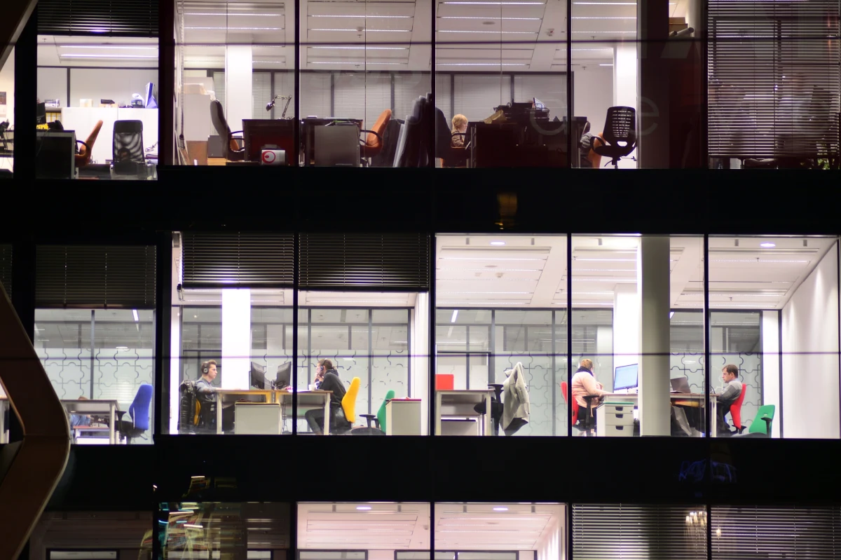 "Jest to rozwiązanie, które może w jakimś stopniu pewnie destabilizować funkcjonowanie przedsiębiorstw, natomiast rodzice będą wtedy mogli łatwiej łączyć pracę z obowiązkami rodzicielskimi" - tak o przewidzianych w unijnej dyrektywie work-life balance, która ma zostać zaimplementowana do polskiego systemu prawnego, mówił Andrzej Kubisiak, ekspert rynku z Polskiego Instytutu Ekonomicznego w rozmowie "7 pytań o 7:07". Gość Bogdana Zalewskiego wyjaśniał szczegóły zmian, które nas czekają.