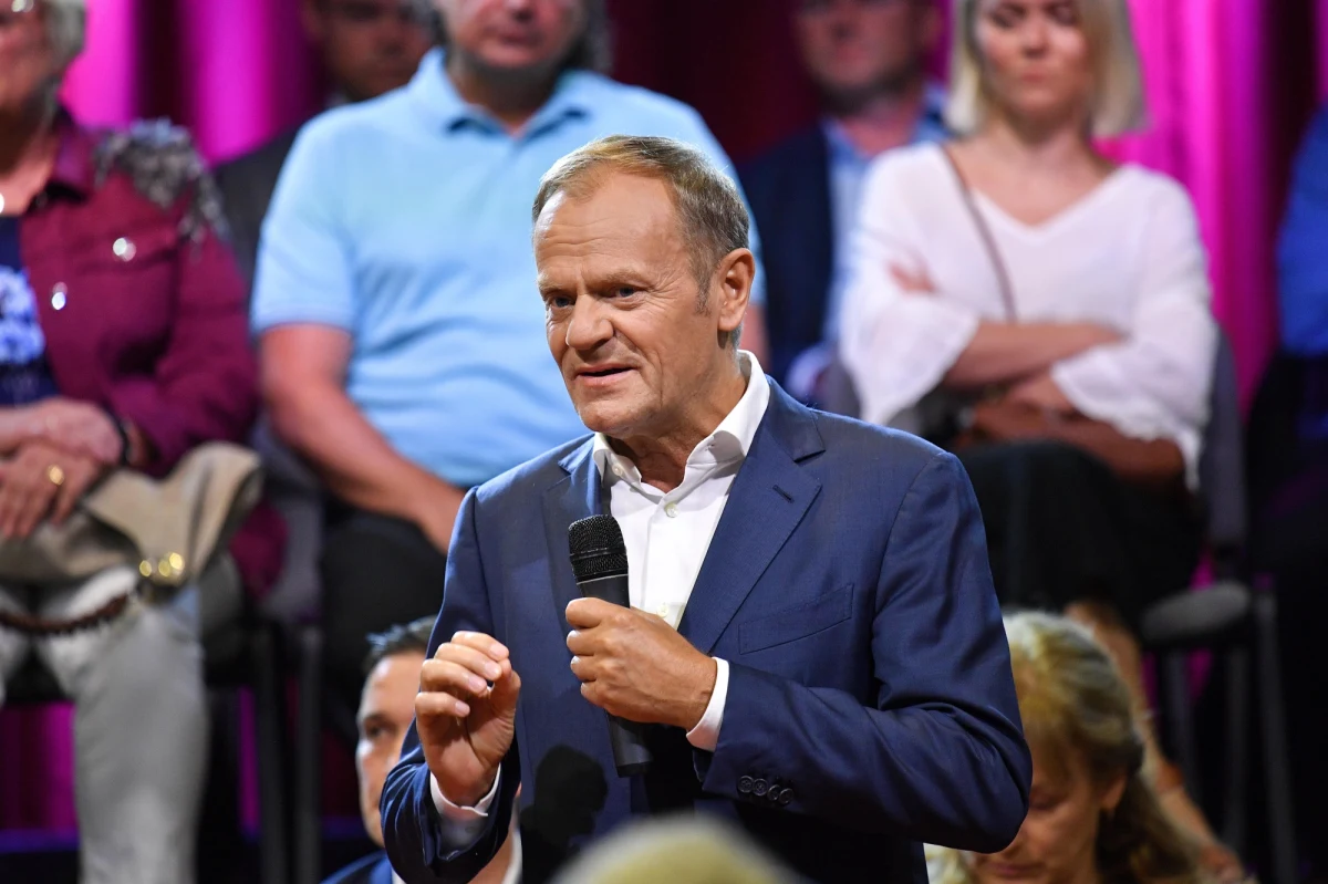 Władzy należy się wyrok wyborców i sprawiedliwe procesy za to, że okradają polskie rodziny z pieniędzy, węgla, cukru, ciepłej wody, nadziei i marzeń o własnym mieszkaniu, z poczucia bezpieczeństwa - tak szef PO Donald Tusk odniósł się do informacji o podwyżkach m.in. dla polityków.