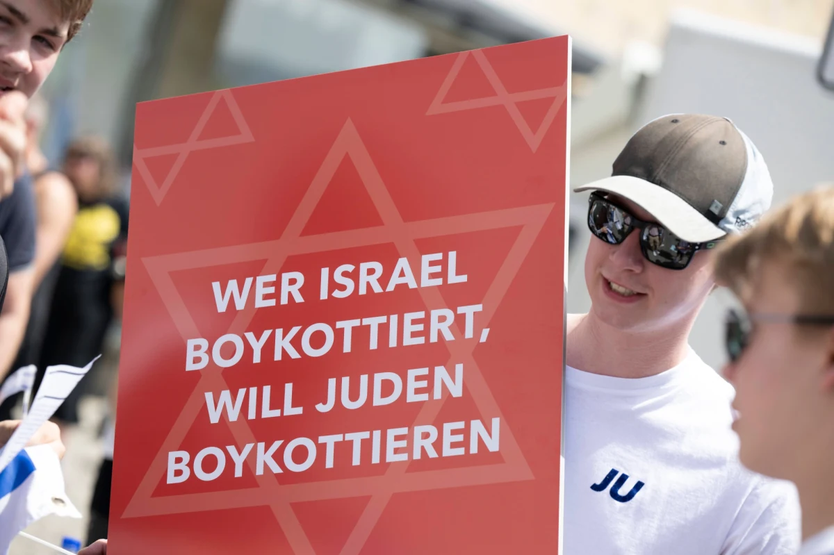 Nie widać końca skandalu z antysemityzmem na ekspozycji "documenta" - pisze portal dziennika "Bild". Na wystawie sztuki w Kassel pojawiły się nowe rysunki pełne nienawiści do Żydów. Zdaniem gazety "Juedische Allgemeine" wystawa jest "moralnym bankrutem".