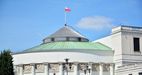 Kancelaria Sejmu szykuje się do budowy nowego hotelu dla posłów. Ma mieć 460 pokoi, basen, restaurację i kaplicę. We wrześniu ma zostać powołana komisja, która wyłoni projekt. Przewiduje się, że prace przygotowawcze pochłoną 1 mln zł. Koszt całej inwestycji to blisko 300 mln zł - podaje "Fakt".