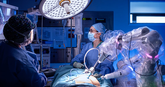 Szpital Wojewódzki im. Jana Pawła II w Bełchatowie jest pierwszym publicznym szpitalem w Łódzkiem, w którym zabiegi urologiczne będą wykonywane innowacyjną metodą przy użyciu robota chirurgicznego Versius. Dzięki temu pacjenci szybciej wrócą do zdrowia.