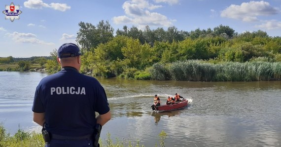 Nadal trwają poszukiwania zaginionego 20-latka, studenta Lotniczej Akademii Wojskowej w Dęblinie. Jego ubrania i dokumenty znaleziono w sobotę nad rzeką Wieprz. W poszukiwania zaangażowani są płetwonurkowie, strażacy i policjanci, którzy przeczesują także lasy nad rzeką.  

