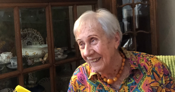 Janina Jankowska 6 lipca 2022 skończyła 95 lat. Wigoru, radości życia i poczucia humoru można jej tylko zazdrościć. Umówiłyśmy się na spotkanie w jej mieszkaniu na warszawskiej Pradze. Namówiłam panią Janinę, by wróciła pamięcią do 1 sierpnia 1944 roku i opowiedziała nam o wyjątkowym dla niej miejscu związanym z tamtymi dramatycznymi dniami. 