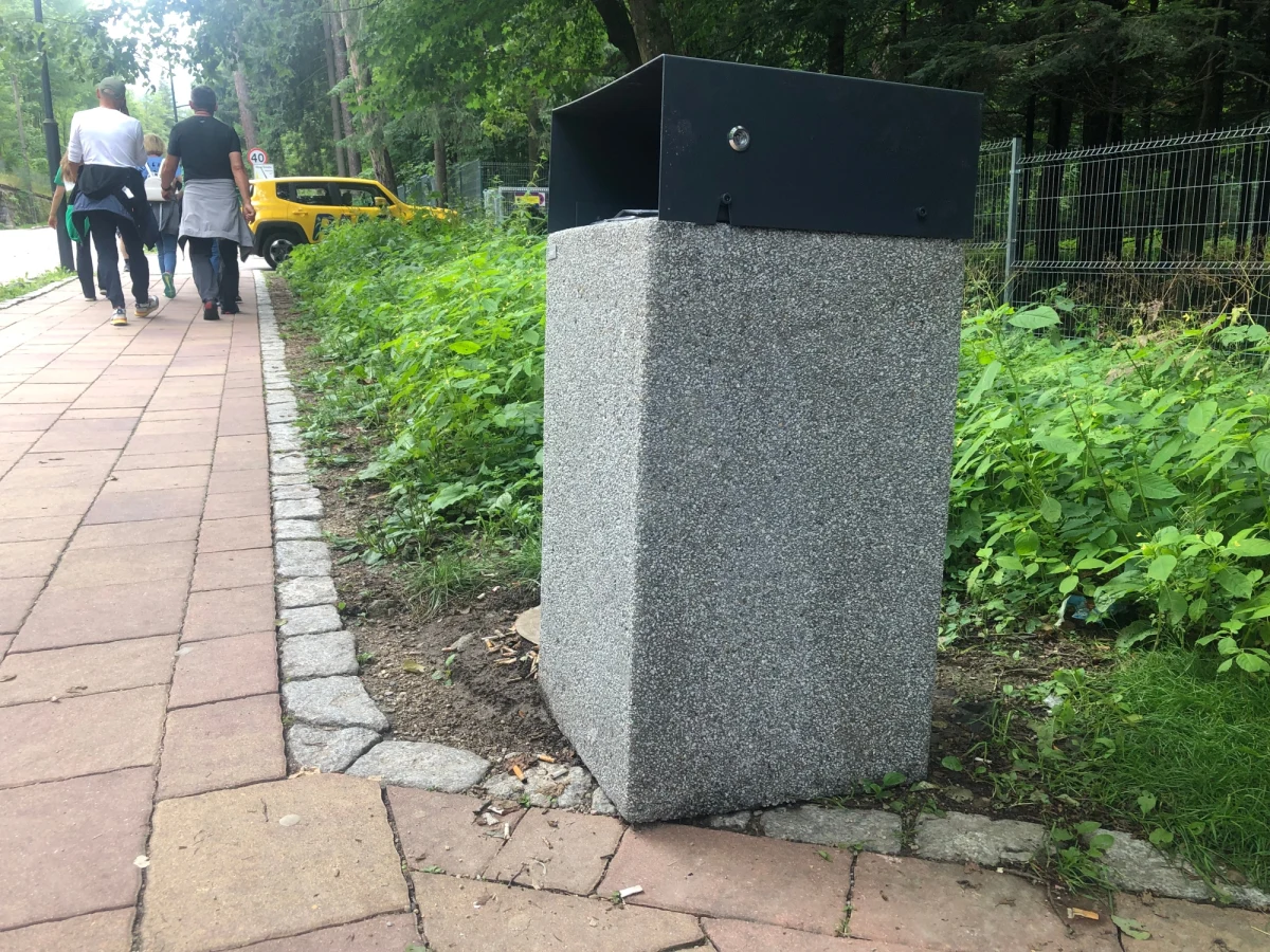 Nowe kosze na śmieci pojawiły się w Zakopanem w rejonach graniczących z Tatrzańskim Parkiem Narodowym. Mają zadaszenie i utrudnają zwierzętom dostanie się do zawartości. To bardzo ważne, bo zapach kusi mieszkańców lasu. 