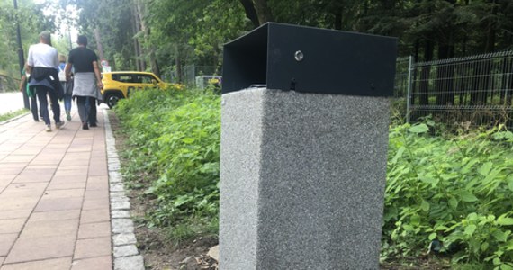 Nowe kosze na śmieci pojawiły się w Zakopanem w rejonach graniczących z Tatrzańskim Parkiem Narodowym. Mają zadaszenie i utrudnają zwierzętom dostanie się do zawartości. To bardzo ważne, bo zapach kusi mieszkańców lasu. 