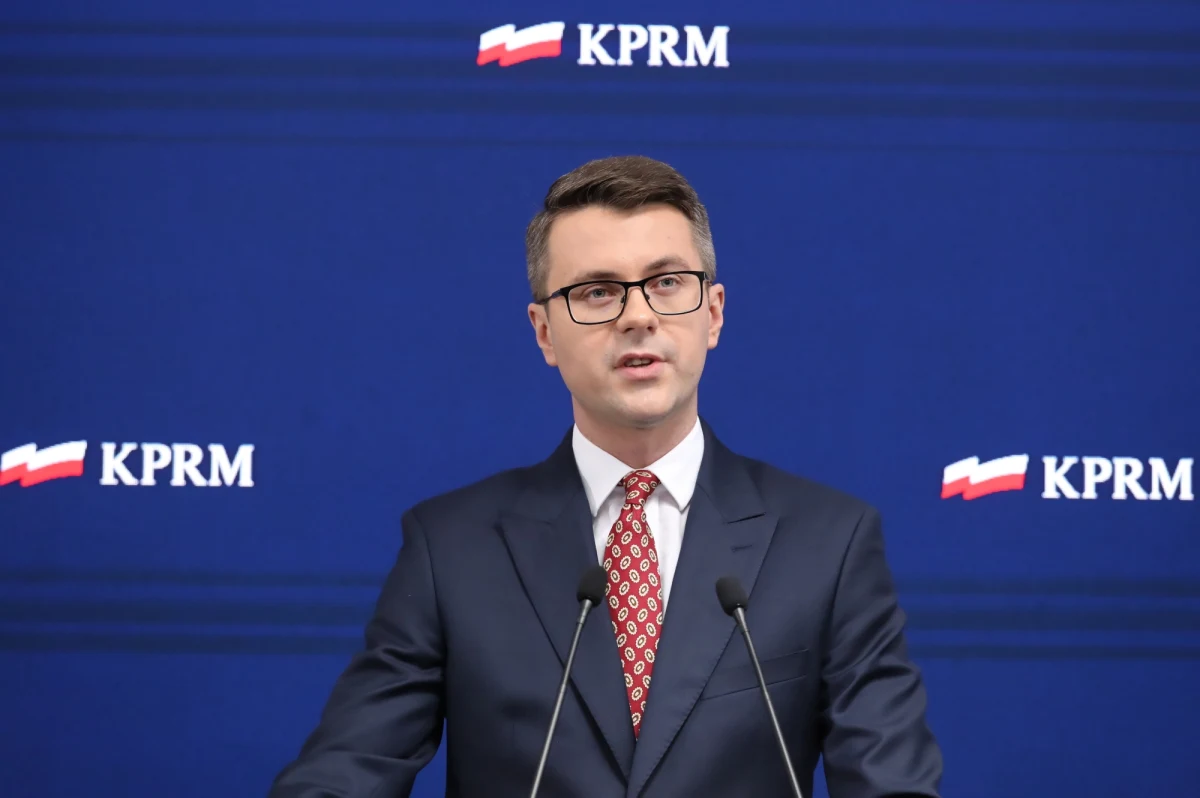 "Zakładam, że żadnych podwyżek dla polityków nie będzie. Możliwe jest zamrożenie wynagrodzenia polityków w tzw. ustawie okołobudżetowej" - powiedział rzecznik rządu Piotr Müller.