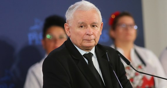 "Jestem zdecydowanym przeciwnikiem podwyżek dla polityków. Moim zdaniem bardzo dobrym rozwiązaniem byłoby wpisanie odpowiedniej poprawki do ustawy okołobudżetowej" - powiedział prezes PiS Jarosław Kaczyński.