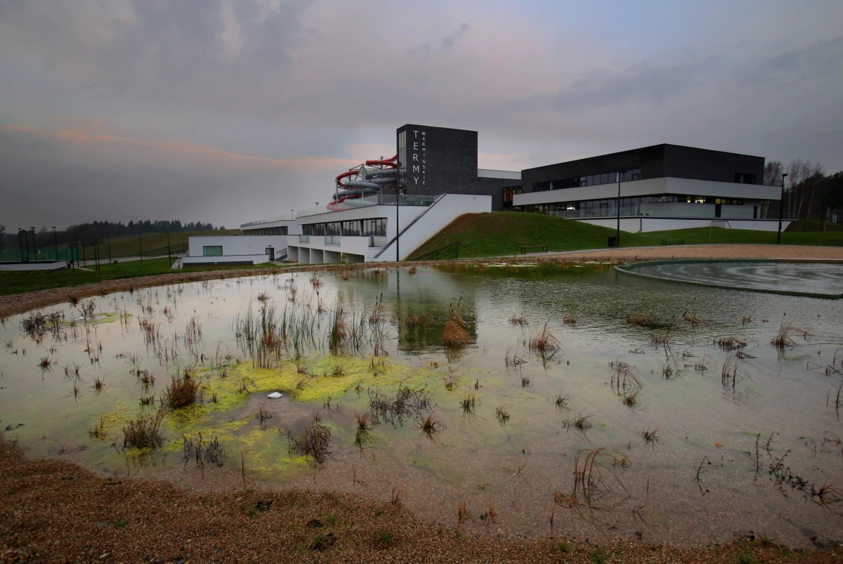 Nikt nie ma chętnych na zakup  Term Warmińskich. Cena wywoławcza wynosiła 46,2 mln zł, ale nabywca musiałby zapłacić też 1,9 mln zł za wyposażenie kompleksu basenów. Na wystawienie Term Warmińskich na sprzedaż zgodziły się w lutym lidzbarska rada powiatu i rada miejska Lidzbarka Warmińskiego, bo obiekt był wspólną inwestycją obu samorządów, które mają po połowie udziałów.