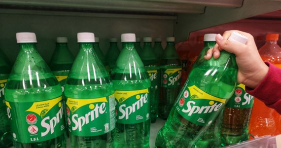 Kultowa zielona butelka Sprite po ponad 60 latach odchodzi w zapomnienie. Nowa ma być bardziej ekologiczna.