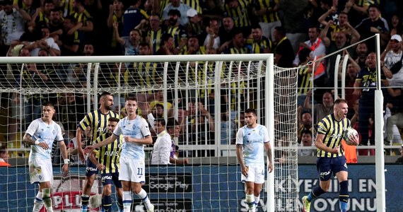 UEFA poinformowała, że prowadzi śledztwo w sprawie tureckiego klubu Fenerbahce po tym, jak jego kibice w Stambule skandowali imię i nazwisko rosyjskiego prezydenta Władimira Putina podczas meczu kwalifikacyjnego Ligi Mistrzów z ukraińskim Dynamem Kijów.