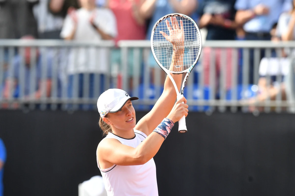 Iga Świątek wygrała z Rumunką Gabrielą Lee 6:3, 6:2 w 1/8 finału turnieju WTA na kortach ziemnych w Warszawie. "Na początku ciężko było przystosować się do leworęcznej rywalki, więc cieszę się, że w trakcie meczu wyciągałam wnioski" - powiedziała po meczu tenisistka z Raszyna.