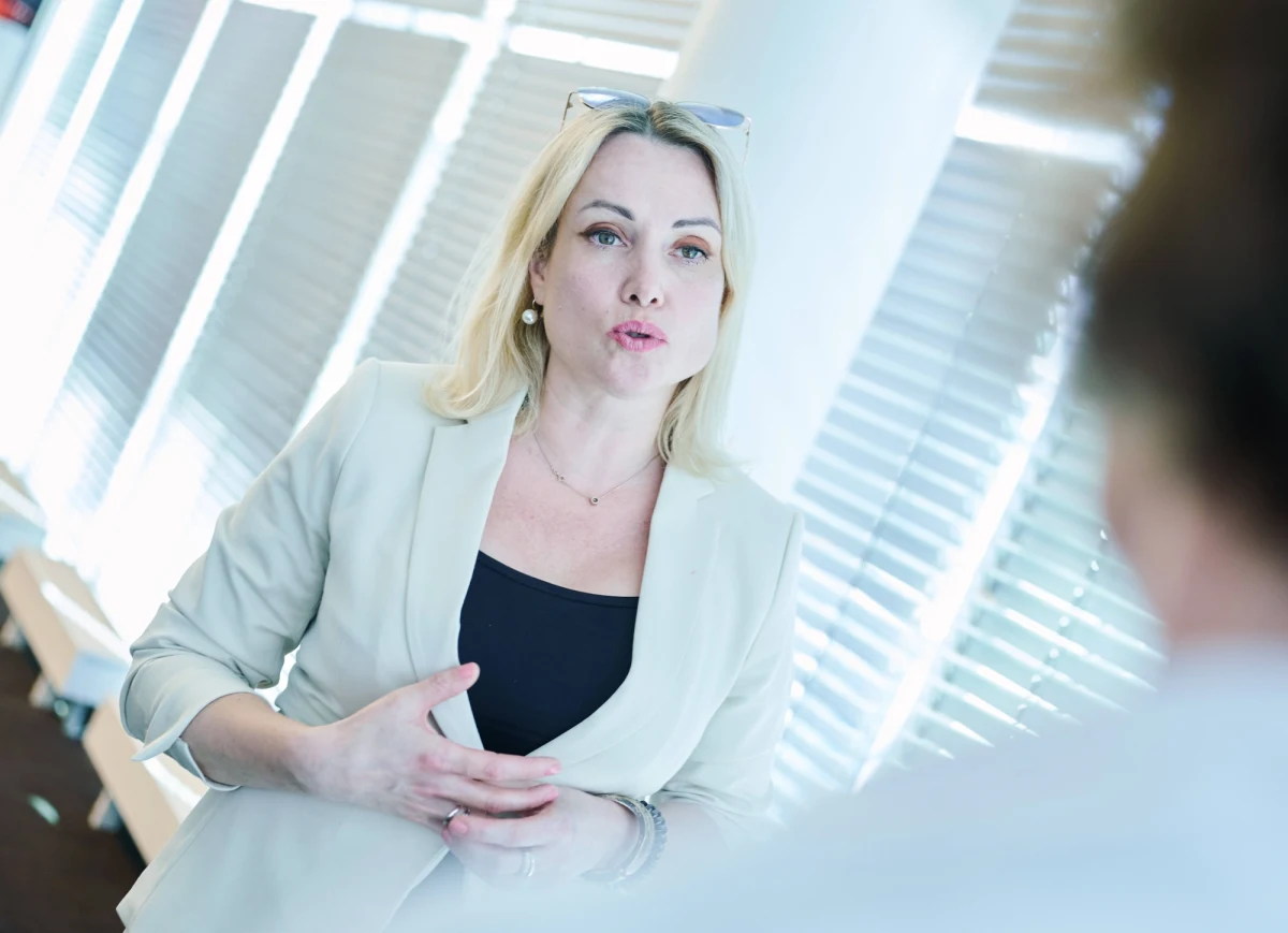 Rosyjska dziennikarka Marina Owsiannikowa, ukarana wcześniej za wyrażenie w marcu na antenie państwowej telewizji sprzeciwu wobec inwazji na Ukrainę, otrzymała kolejną grzywnę za inną wypowiedź, którą sąd uznał za "szkalowanie armii" - poinformowała w czwartek agencja Reutera.