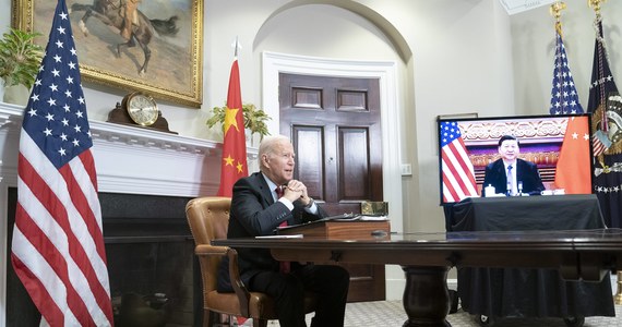 Prezydent USA Joe Biden powiedział swojemu chińskiemu odpowiednikowi Xi Jinpingowi, że amerykańska polityka wobec Tajwanu nie uległa zmianie, a USA silnie sprzeciwiają się jednostronnym zmianom statusu wyspy - zakomunikował Biały Dom po rozmowie telefonicznej przywódców. Chińskie MSZ przestrzegło natomiast, że nie pozwoli na "secesję" i niepodległość Tajwanu i że "ci, którzy igrają z ogniem, tylko się sparzą".