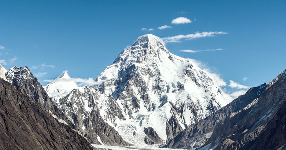 Znaleziono ciała dwóch himalaistów, którzy zaginęli w zeszłym tygodniu w północnym Pakistanie, próbując wspiąć się na K2, drugi najwyższy szczyt na świecie - poinformowali miejscowi urzędnicy.
