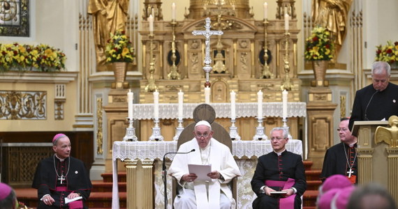 ​Papież Franciszek podczas wizyty w Kanadzie poprosił o przebaczenie ofiary nadużyć seksualnych, do jakich doszło w Kościele. "Ból i wstyd, które odczuwamy, muszą stać się okazją do nawrócenia: nigdy więcej" - mówił w czwartek podczas nieszporów w katedrze Notre-Dame w Quebecu.
