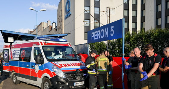 ​14 rannych żołnierzy z Ukrainy przyjechało w czwartek specjalnym pociągiem medycznym do Katowic. Karetkami zostali przetransportowani do różnych szpitali w woj. śląskim na leczenie.
