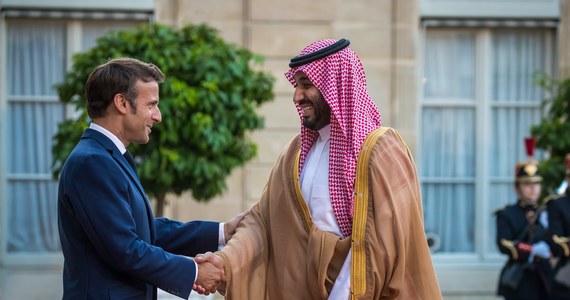 Prezydent Francji Emmanuel Macron przyjął wieczorem na obiedzie saudyjskiego księcia Mohammeda ibn Salmana. To pierwsza wizyta w Paryżu następcy tronu Arabii Saudyjskiej od czasu bestialskiego zabójstwa dziennikarza Dżamala Chaszodżdżiego, w które książę jest zamieszany. Wizyta wywołała protesty obrońców praw człowieka.