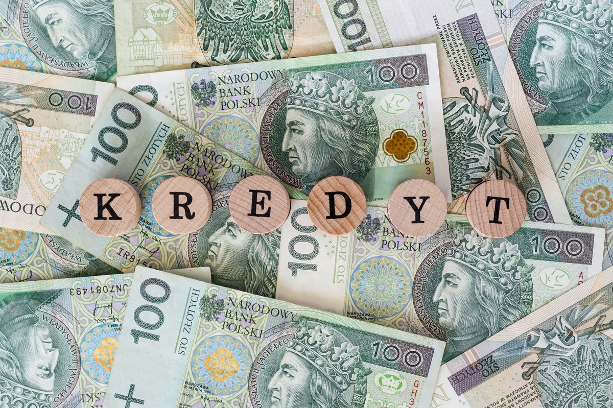 Od piątku można składać wnioski o wakacje kredytowe, czyli możliwość zawieszenia spłaty raty kredytu hipotecznego przez maksymalnie 8 miesięcy w tym i przyszłym roku. Dotyczy to osób, które zaciągnęły kredyt w złotych na własny cel mieszkaniowy.