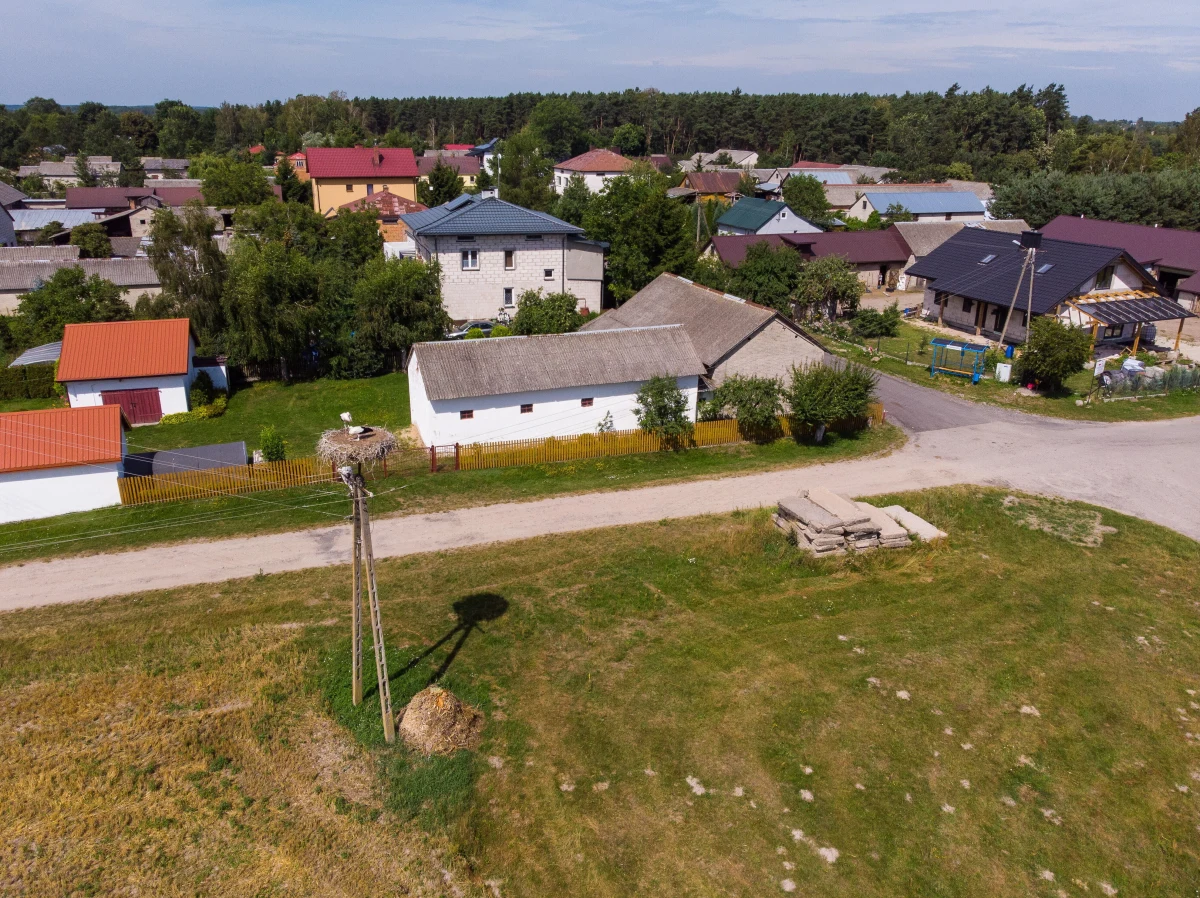Kolejne makabryczne odkrycie w gminie Jeziorzany na Lubelszczyźnie. W nocy na polu znaleziono ciało 67-latka. Mężczyzna został zagryziony przez psy. W sobotę w tej okolicy odkryto zwłoki 48-latka. Również on padł ofiarą agresywnych owczarków belgijskich. 